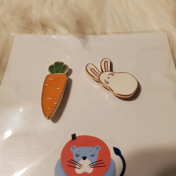 🎁3/$30 Cute Carrot and Bunny Enamel Pins - Picture 2 of 3